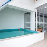 4 Person On A In Apartamento